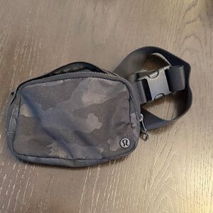 lululemon athletica women’s Black Camo Belt Bag, so cute, like new!